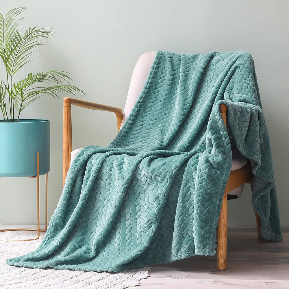 COMFEYA Soft Jacquard Leaves Pattern Flannel Fleece Throw Blanket