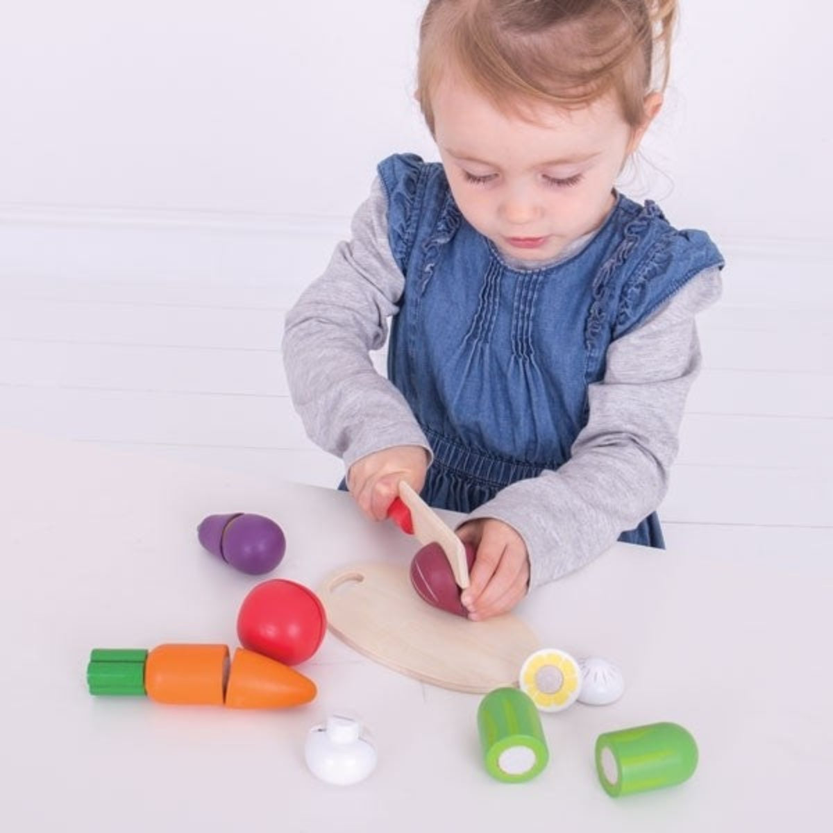 Bigjigs Toys Cutting Vegetable Crate Wooden Pretend Play Food Set with Knife & Chopping Board